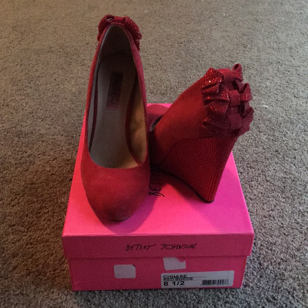 Betsy Johnson Chhase red suede Wedge